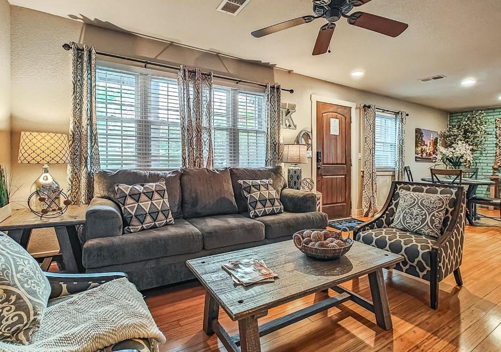 Photo of Livingroom in Plaza Westport