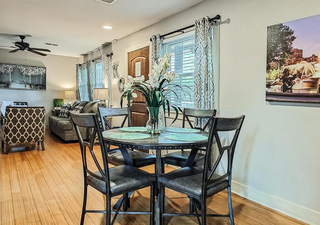 Photo of Livingroom in Plaza Westport