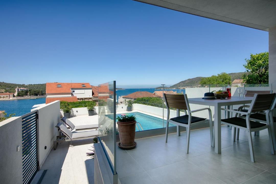 Photo of Others in Vis