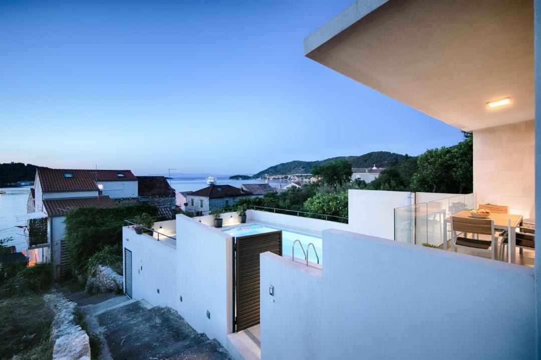 Photo of Others in Vis