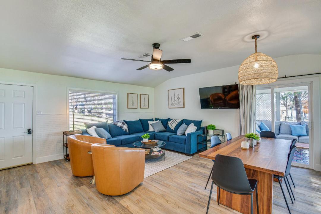 Photo of Livingroom in Gun Barrel City