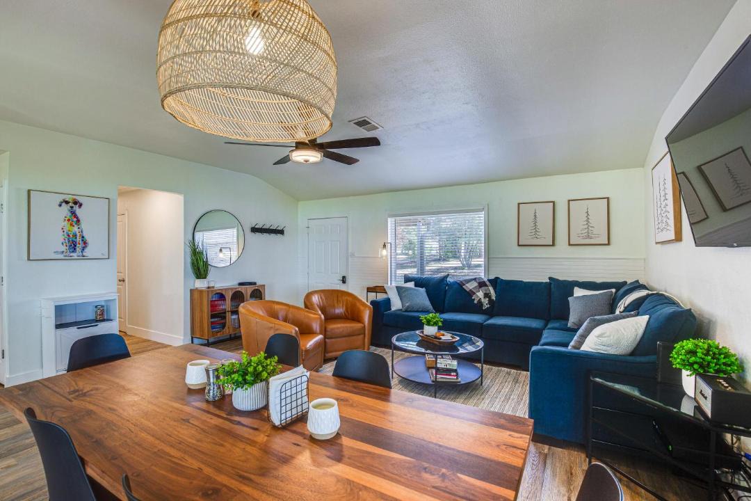 Photo of Livingroom in Gun Barrel City