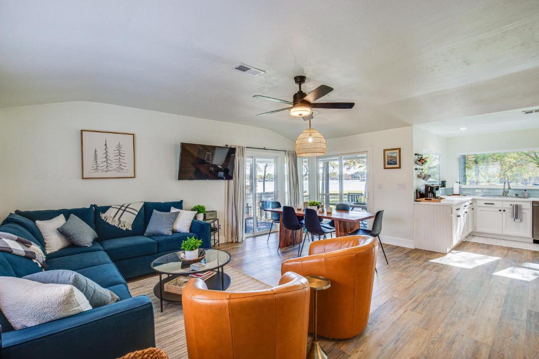 Photo of Livingroom in Gun Barrel City