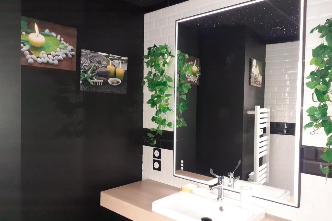 Photo of Bathroom in Lens