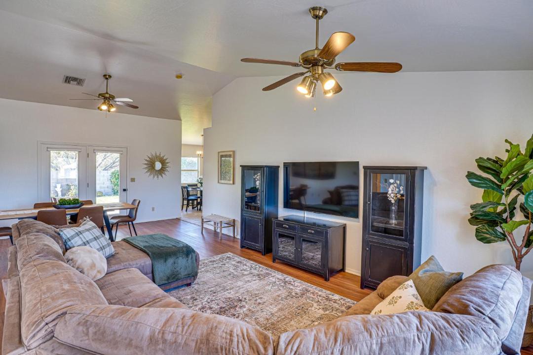 Photo of Livingroom in Thatcher