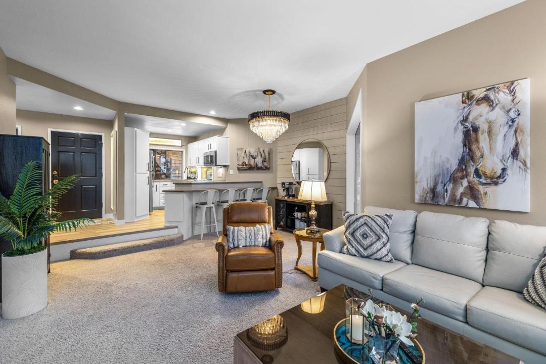 Photo of Livingroom in Century West