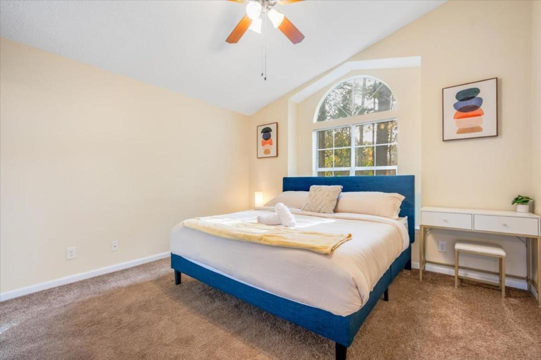 Photo of Bedroom in Colonial Oaks