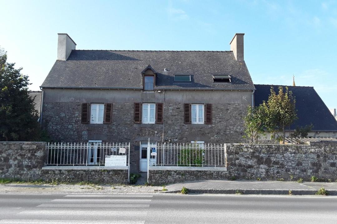 Photo of Buildings in Hirel