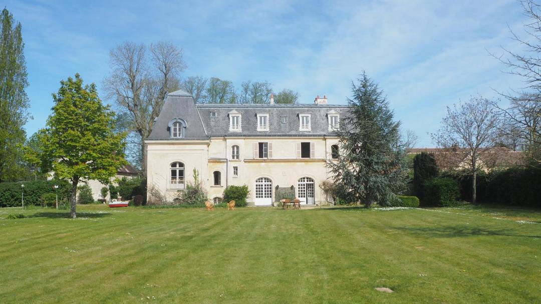 Photo of Buildings in Le Mesnil-Saint-Denis
