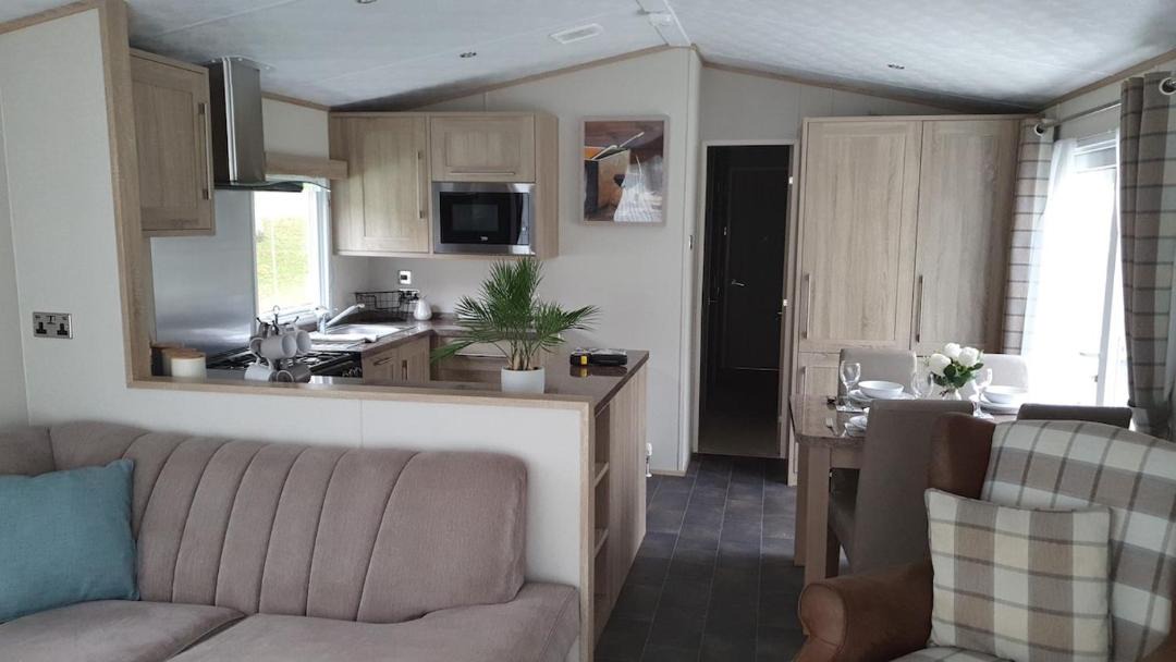 Photo of Others in Tiptoe