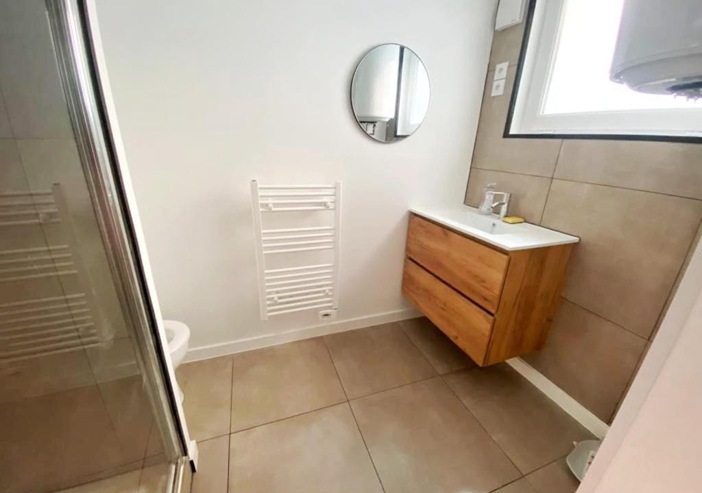 Photo of Bathroom in Lens