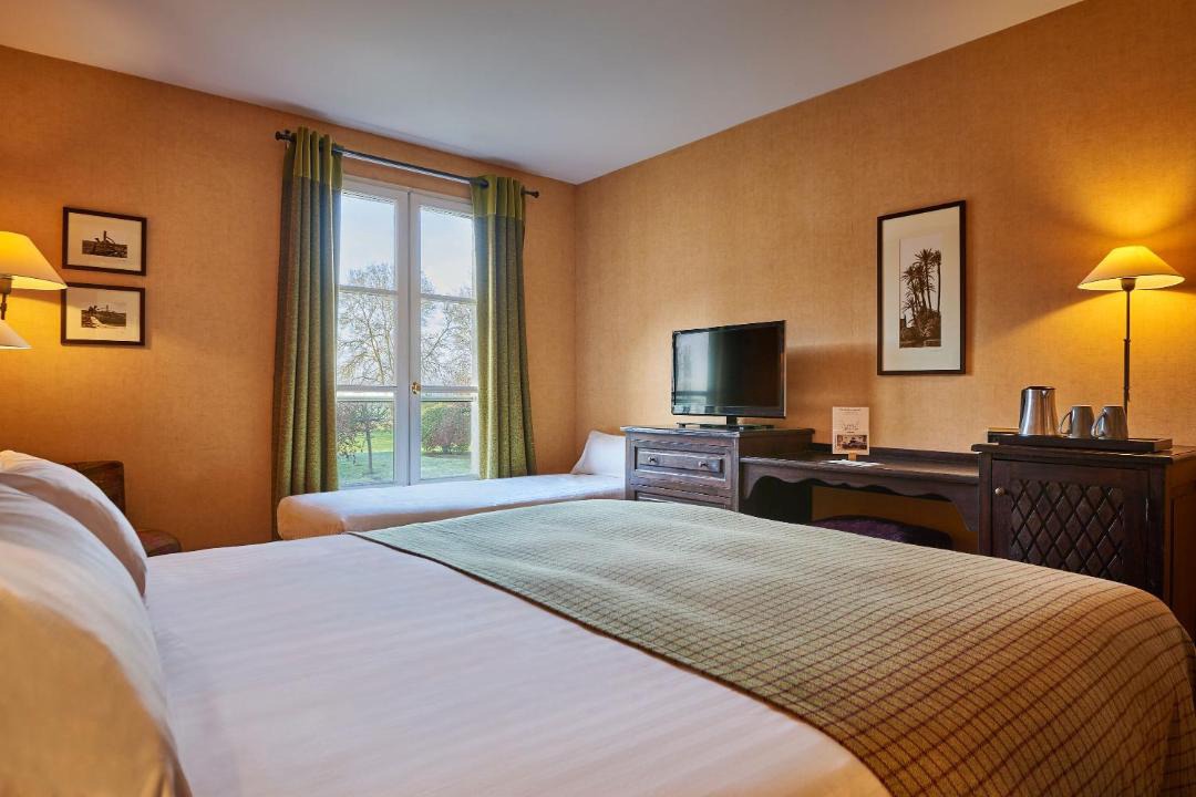 Photo of Bedroom in Villiers-le-Mahieu