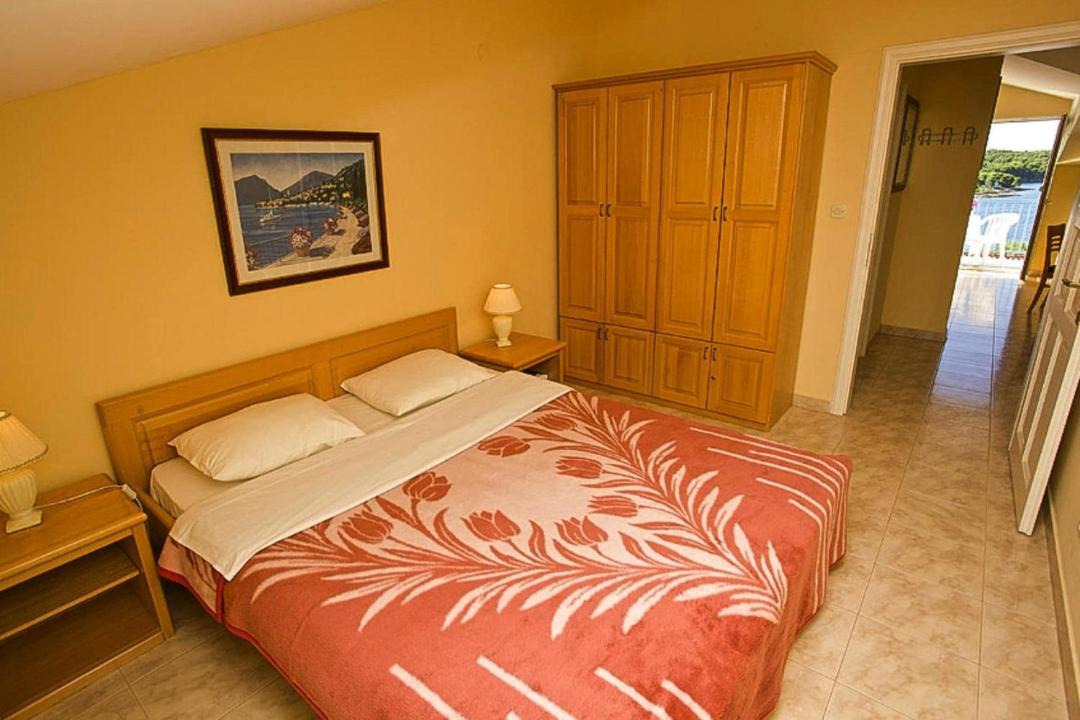 Photo of Others in Cove Makarac (Milna)