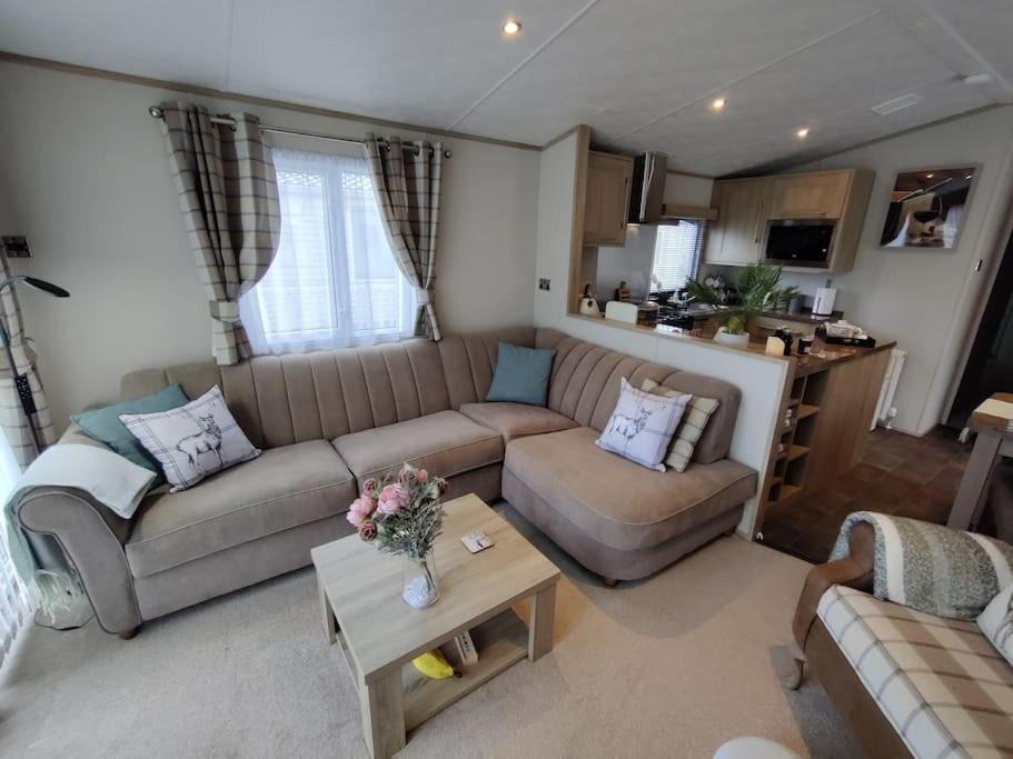 Photo of Others in Tiptoe