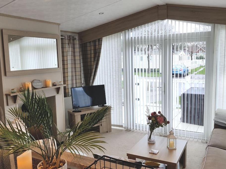 Photo of Others in Tiptoe