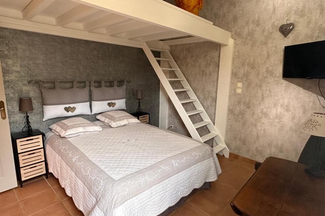 Photo of Bedroom in Chateauneuf-de-Gadagne