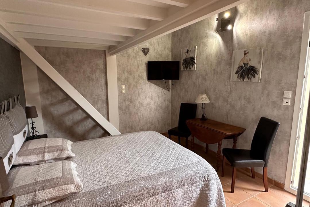 Photo of Bedroom in Chateauneuf-de-Gadagne