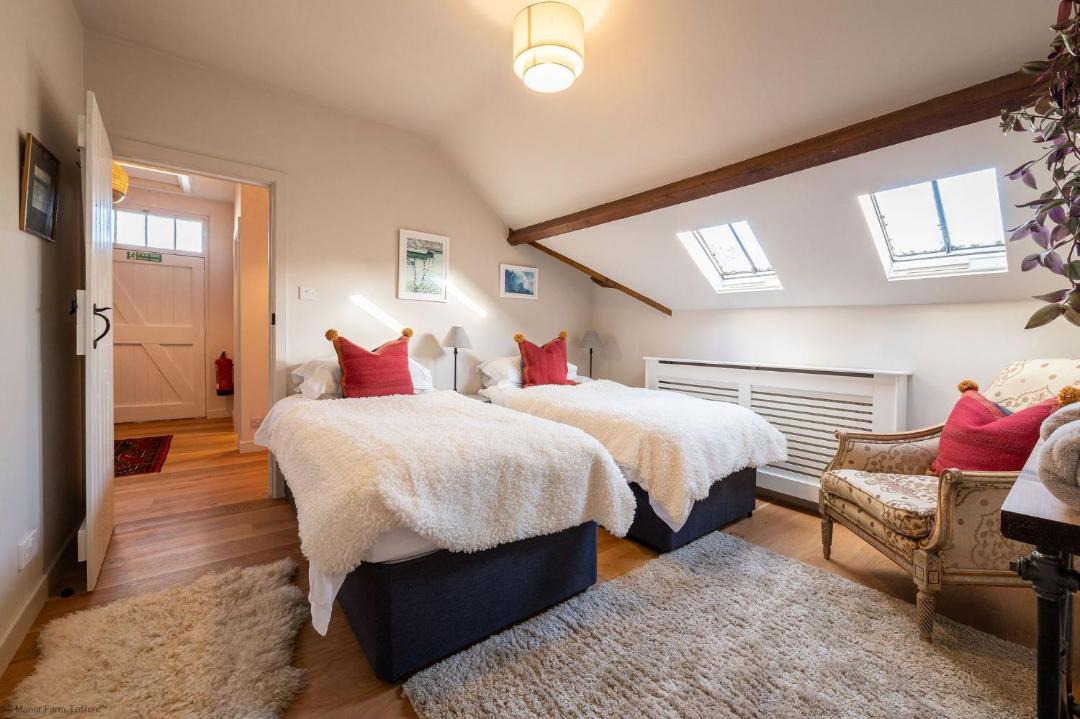 Photo of Others in Ebbesborne Wake