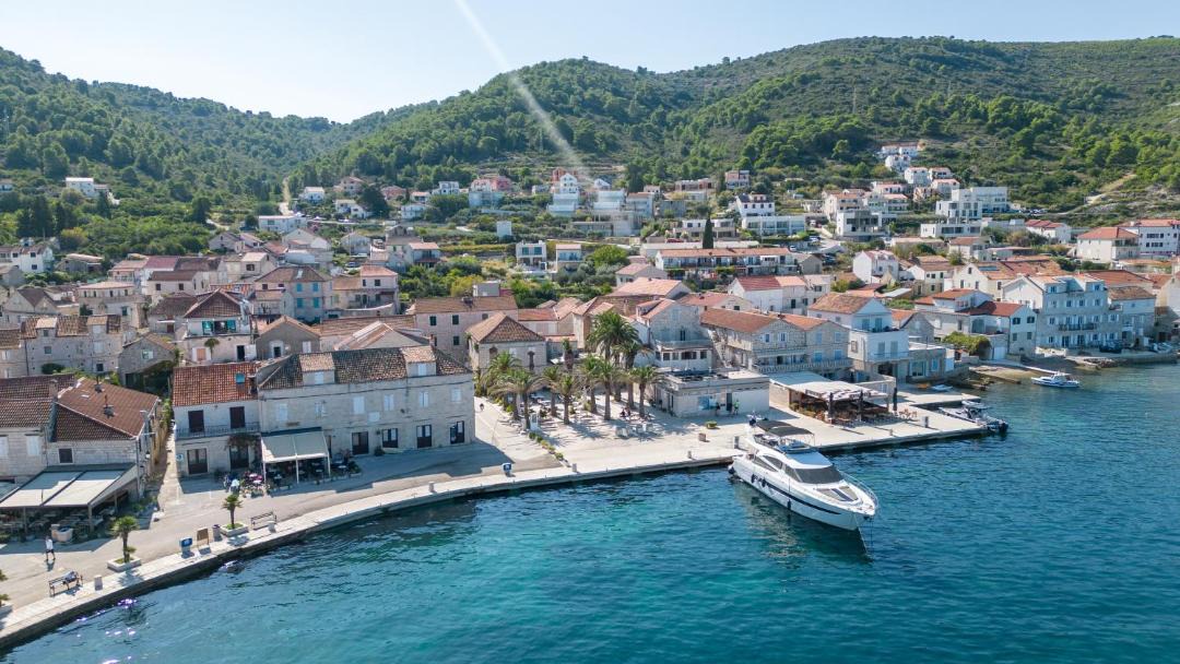 Photo of Others in Vis