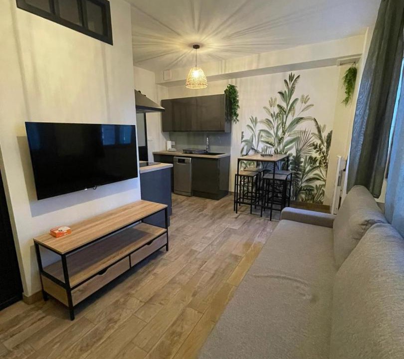 Photo of Others in Valence