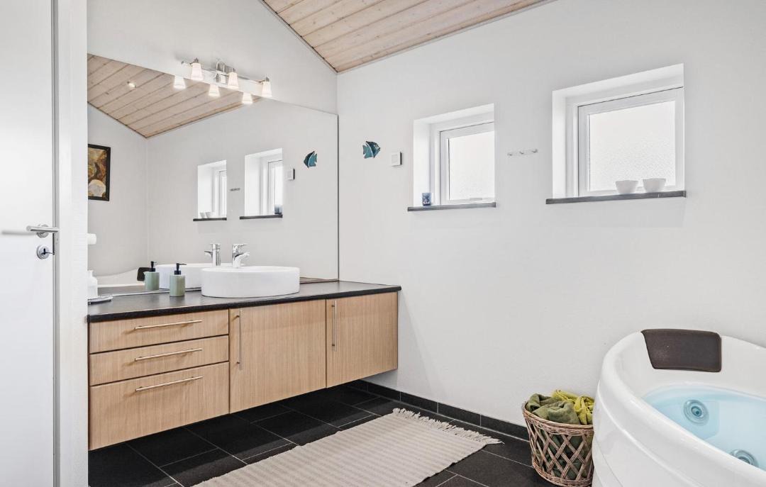 Photo of Bathroom in Mommark Strand