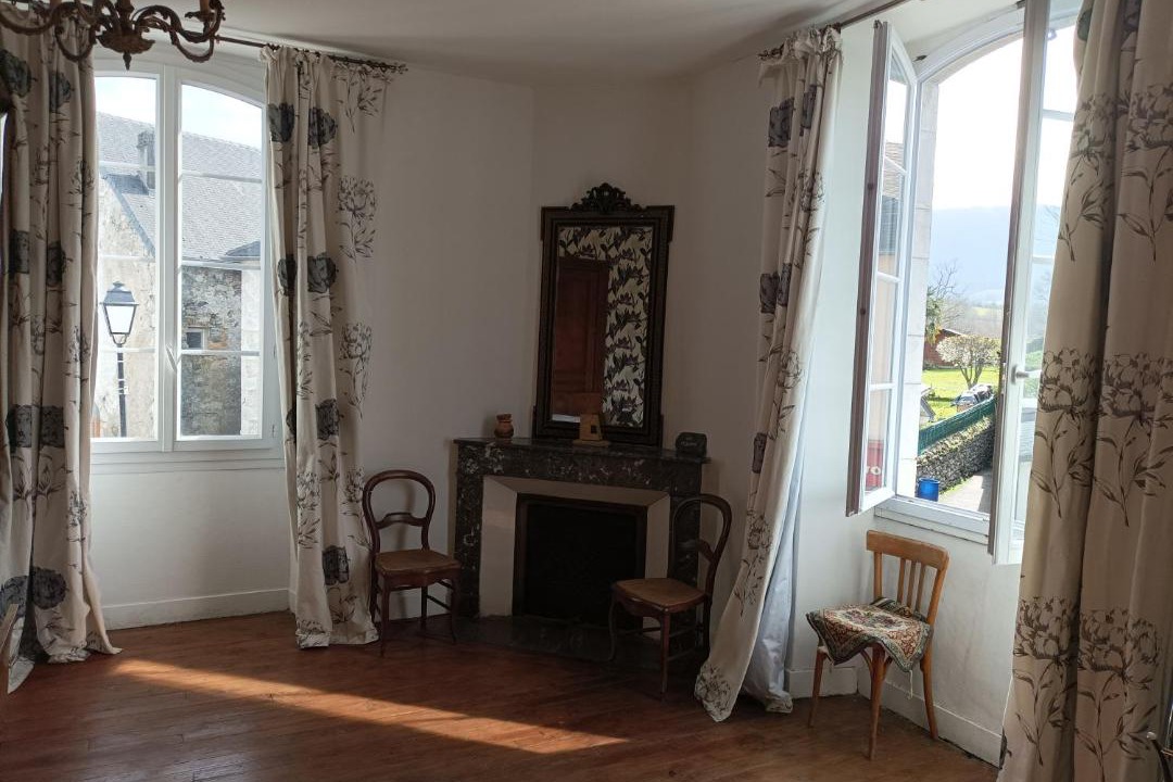 Photo of Others in Buzy