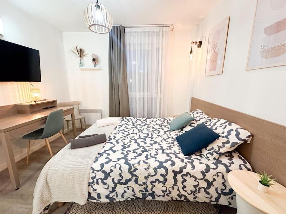 Photo of Bedroom in Saint-Cyr-l'Ecole