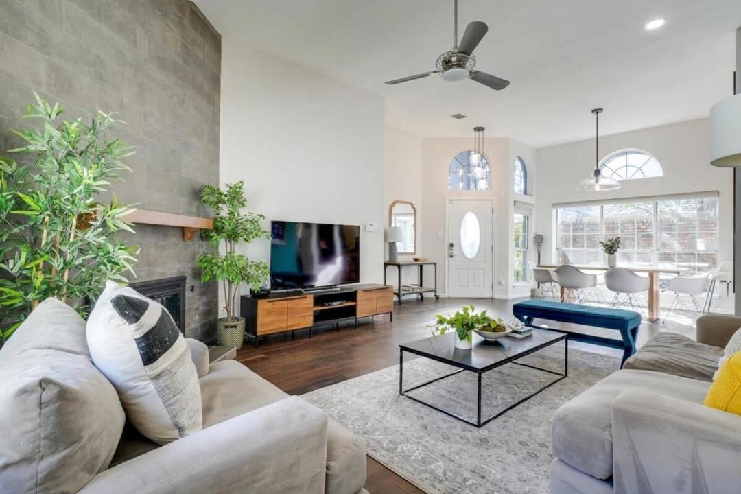 Photo of Livingroom in Far North Dallas