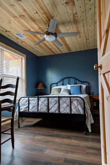 Photo of Bedroom in Mammoth Spring