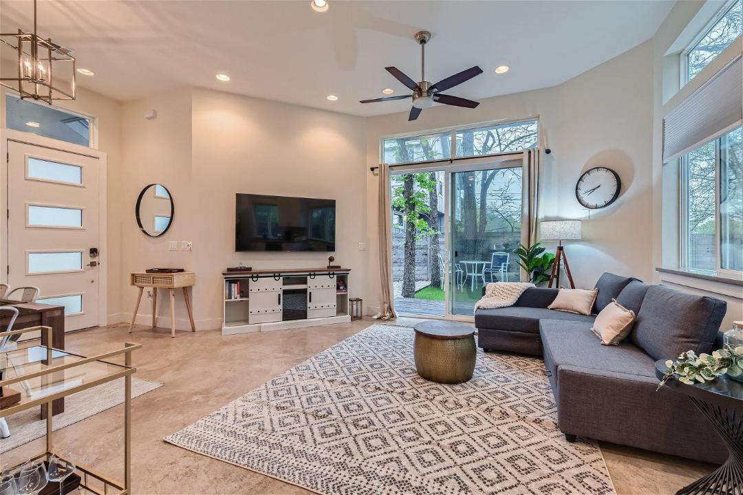 Photo of Livingroom in MLK
