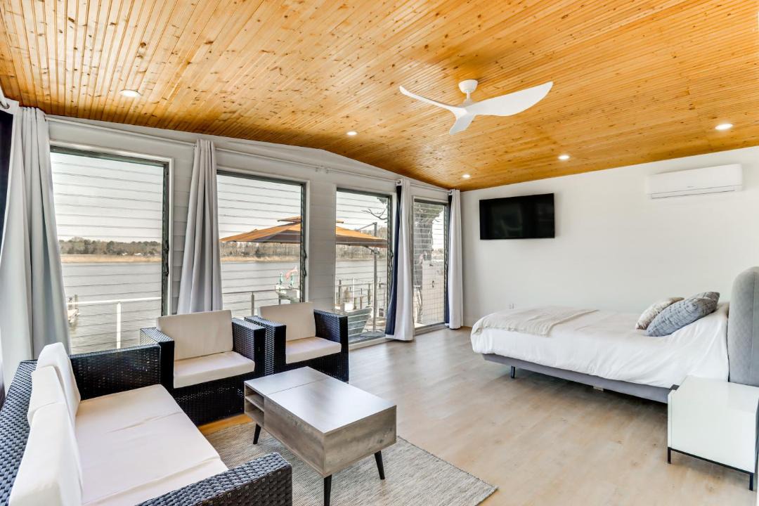 Photo of Livingroom in Colonial Beach