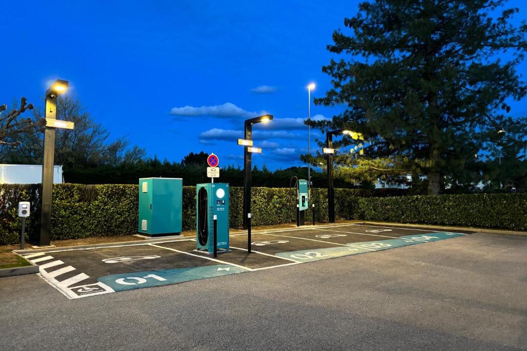 Photo of Others in Valence