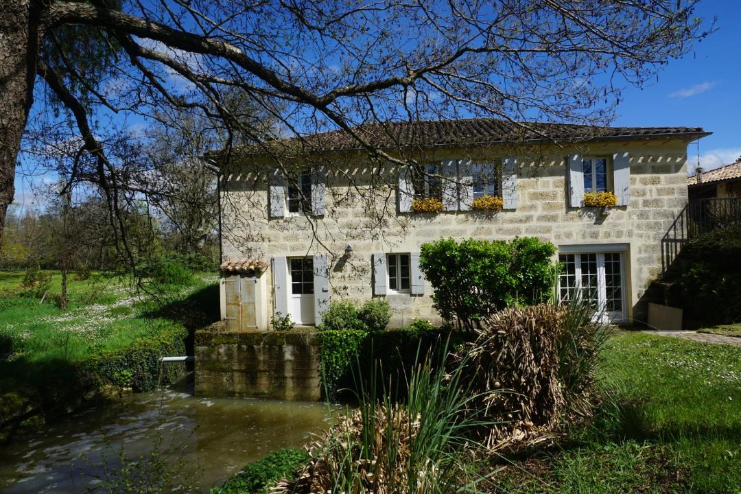 Photo of Buildings in Saint-Genes-de-Castillon