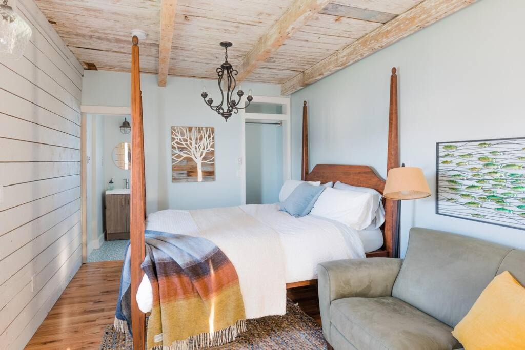 Photo of Bedroom in Indian Harbour