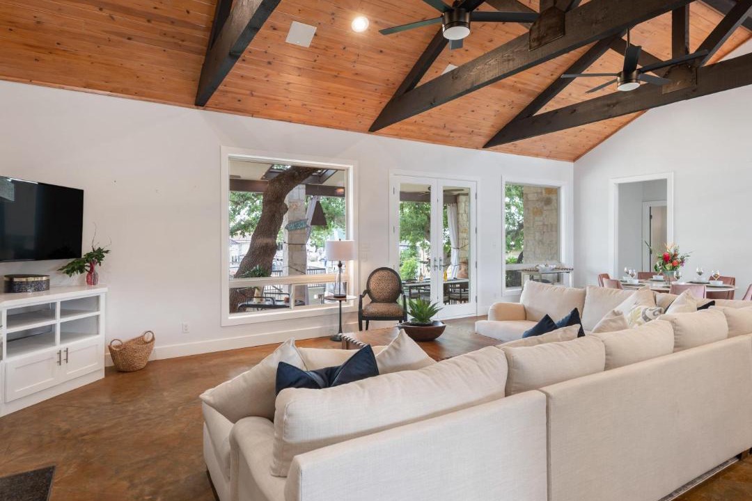 Photo of Livingroom in Horseshoe Bay West
