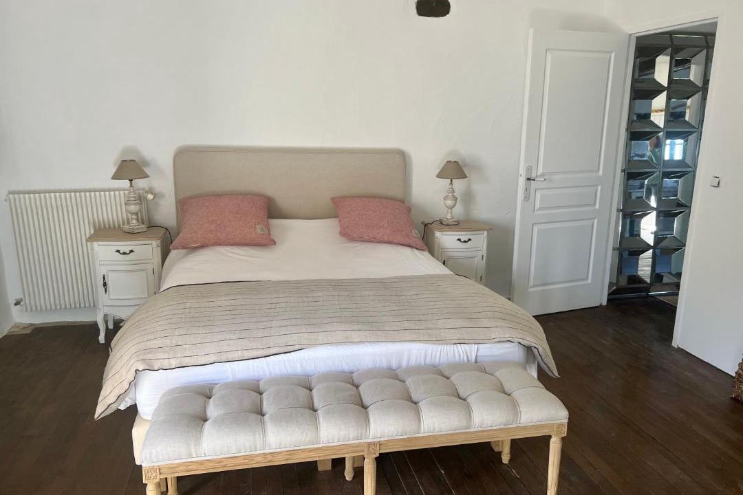 Photo of Others in Pons