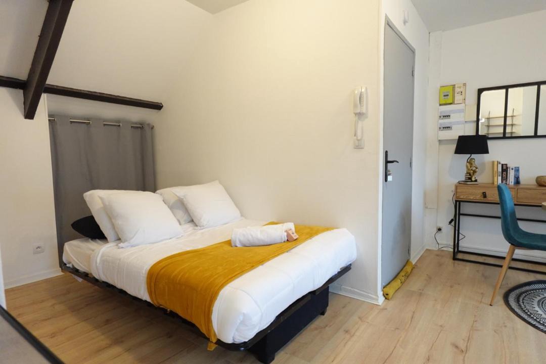 Photo of Bedroom in Lens
