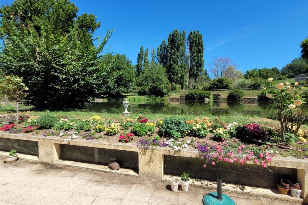 Photo of Others in Coust