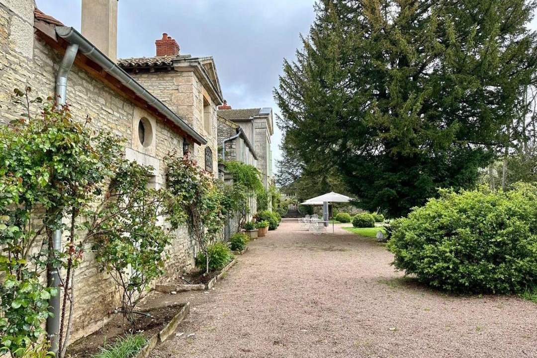 Photo of Buildings in Givry