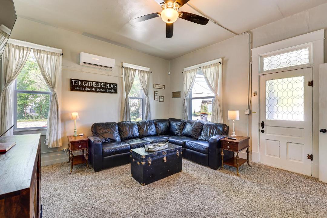 Photo of Livingroom in Cave Springs