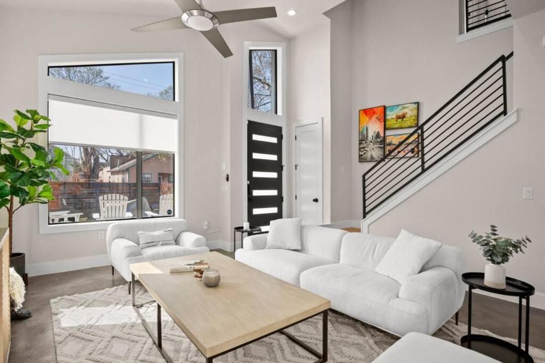 Photo of Livingroom in East Cesar Chavez