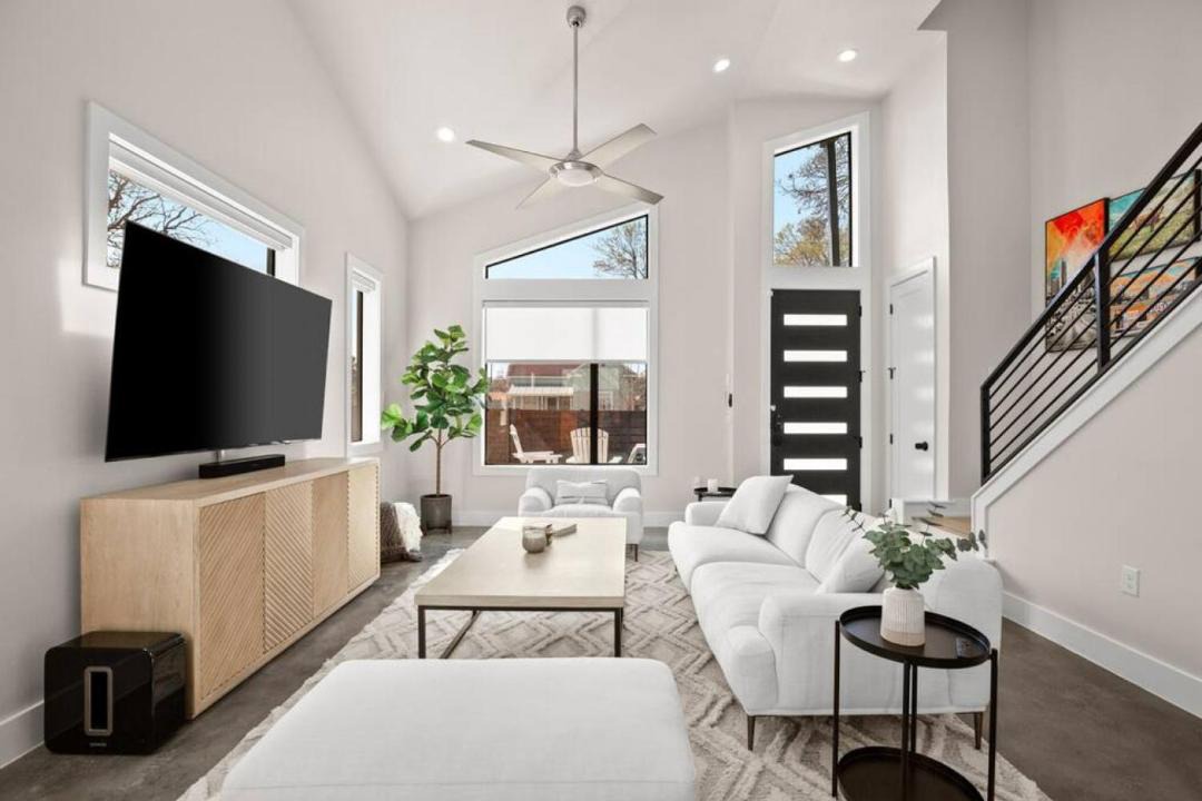 Photo of Livingroom in East Cesar Chavez