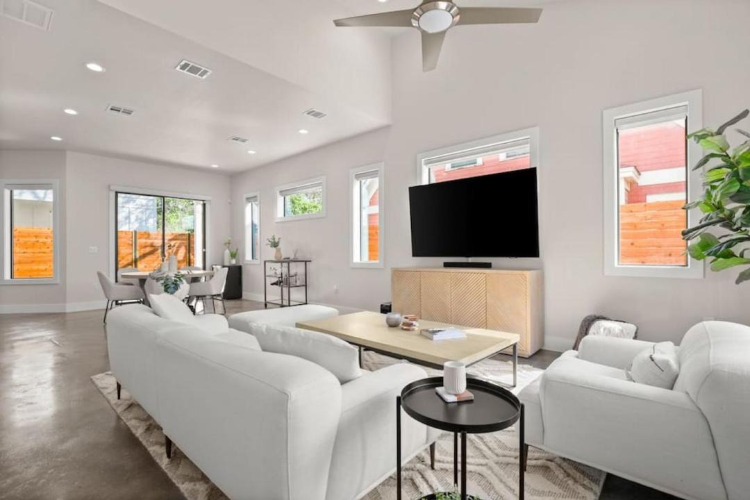 Photo of Livingroom in East Cesar Chavez
