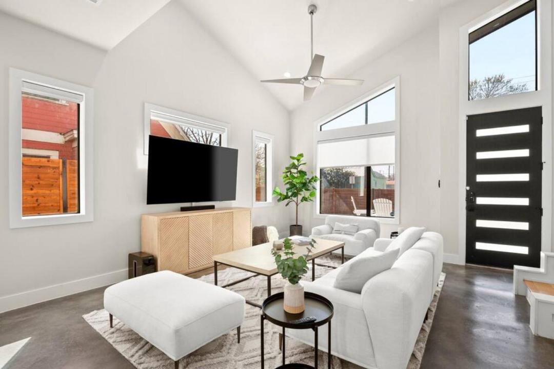 Photo of Livingroom in East Cesar Chavez