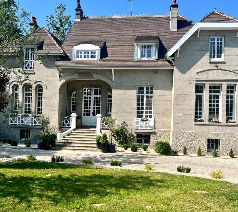 Photo of Others in Isques