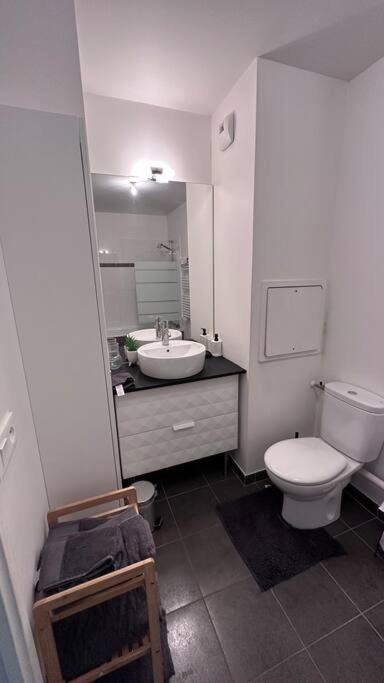 Photo of Bathroom in Fleury-Merogis