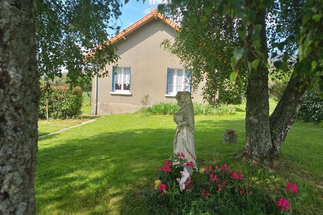 Photo of Buildings in Saint-Agnant-de-Versillat