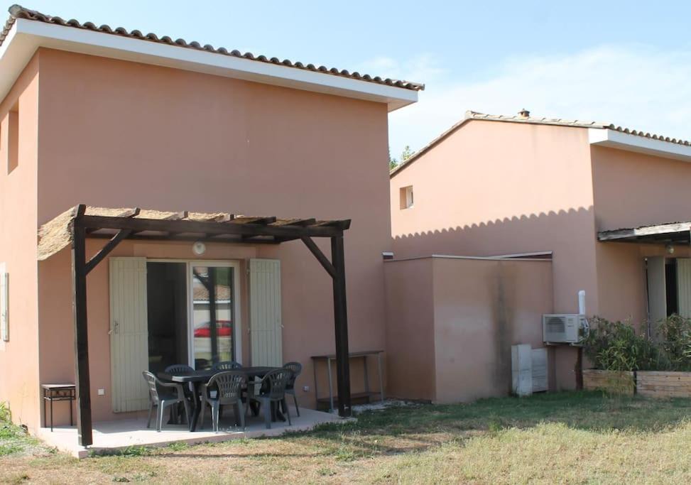 Photo of Buildings in Saint-Saturnin-les-Avignon