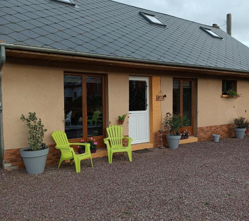 Photo of Buildings in Meneslies