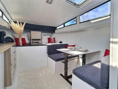 Photo of Others in Valence